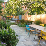 A Garden Oasis in the Middle of a Bustling City (8 photos)
