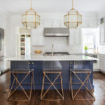 20 Inspiring Kitchens With Stylish Pendant Lights Over the Island (21 photos)